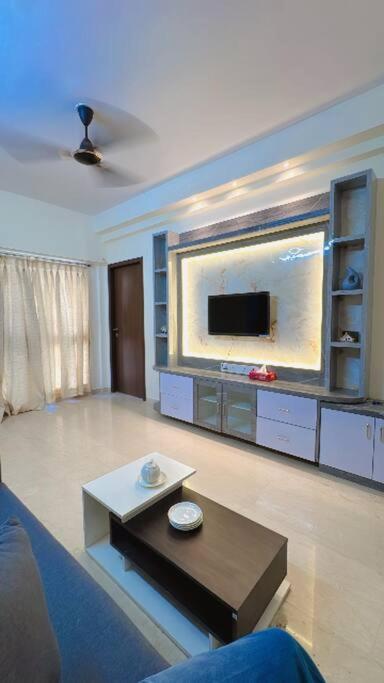 Pixiestays 2Bhk Flat Malad Mumbai Exterior photo